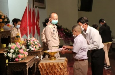 มูลนิธิคุณพุ่มมอบทุนการศึกษาแก่เด็กออทิสติกและเด็กพิการในจังหวัดชุมพร