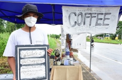 หนุ่มสู้ชีวิตเปิดคาแฟ่ริมทาง ดังในโซเชียลคนแห่ช่วยซื้อ