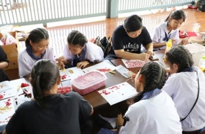 สาธิตแทงหยวกประดับพระจิตกาธาน เยาวชนร่วมทำเครื่องสด-นร.หูหนวกดีใจได้ทำเพื่อในหลวง