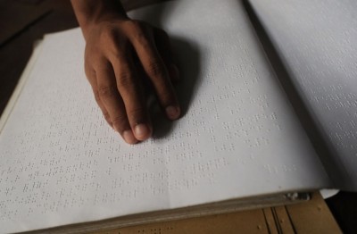 "เมื่อเธออ่าน เธอมองเห็น" เปิดโลกการอ่านของผู้พิการทางสายตา 'สโรชา กิตติสิริพันธุ์'