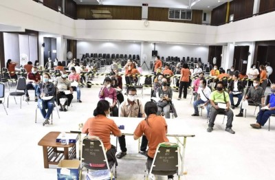 ทม.เขลางค์นคร มอบเงินเยียวยาคนพิการฯ กรณีรับเงินสด โดยการ์ดไม่ตกยังเข้มตามมาตรการป้องกันโควิด-19