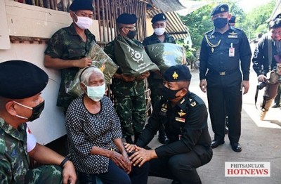 ผบ.ไม่ทิ้งคนชราและคนพิการลงพื้นที่แจกผ้าห่มกันหนาวถุงยังชีพ