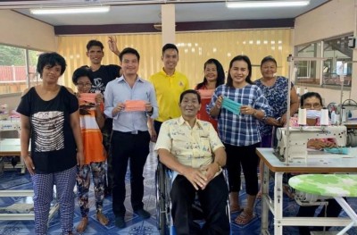 สส.อ่างทอง เยี่ยมกลุ่มผู้พิการเย็บหน้ากากอนามัยเพื่อใช้ในจังหวัด