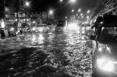 ชาวหัวหินโวยฝนตกน้ำท่วมขัง เหตุคลองสาธารณะถูกถม