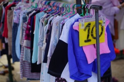 ขายเสื้อผ้ามือสอง