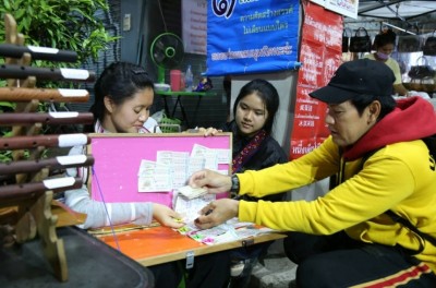 สาวพิการสายตาสุดดีใจ "ไทด์ เอกพันธ์" ช่วยซื้อลอตเตอรี่ ปลื้มทำความดีแม้ตามองไม่เห็นขอจับมือสักครั้ง