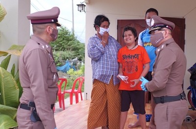 ผบ.ตร.ห่วงใยประชาชน นำอาหารและสิ่งของมอบให้ประชาชน