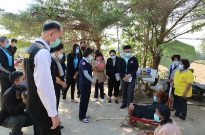 เหล่ากาชาดจังหวัดชัยนาท ลงพื้นที่เยี่ยมครอบครัวผู้ประสบปัญหาสังคม ในพื้นที่ตำบลแพรกศรีราชา อำเภอสรรคบุรี จังหวัดชัยนาท