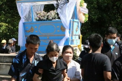 สลดสาวพิการ ถูกฝูงต่อนับ 100 ตัวรุมต่อย ร้องทรมานอยู่บนรถเข็น ก่อนสิ้นใจ