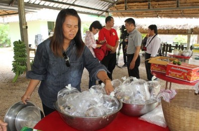 เจ้าของฟาร์ม แสดงผลผลิตจากฟาร์ม