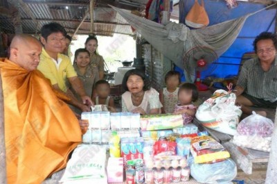 ธารน้ำใจหลั่งไหลช่วยยาย ทำนาเลี้ยงตาพิการหลาน 4 คน