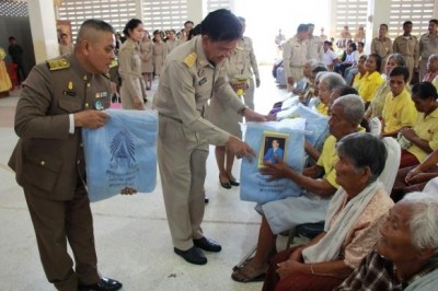 สมเด็จพระเจ้าอยู่หัวโปรดเกล้าฯ องคมนตรีเชิญผ้าห่มกันหนาวพระราชทาน ไปมอบแก่ราษฎรที่ประสบภัยในพื้นที่จังหวัดสุรินทร์