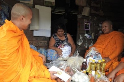 พระนักบุญรุดช่วยเหลือ 2 พี่น้องพิการชาวสุโขทัย