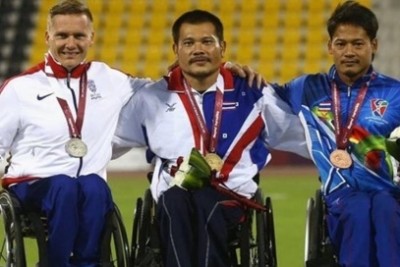 นักกรีฑาคนพิการทีมชาติไทย จากการแข่งขันวีลแชร์เรซซิ่ง