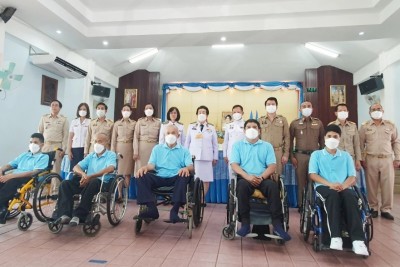 ในหลวง โปรดเกล้าฯ ให้เชิญเงิน สิ่งของ อาหารพระราชทาน ไปมอบแก่สถานสงเคราะห์ฯ คนพิการ พระประแดง