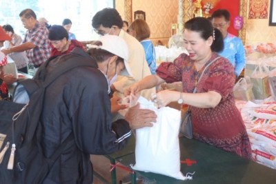แม่หมี 'ธัญยธรณ์ พาณิชย์พิศาล' แจกข้าวสารอาหารแห้ง กว่า 1000 ชุด ให้กับผู้ยากไร้ ผู้พิการ