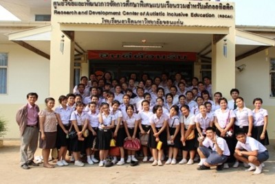 ภาพหมู่ นักศึกษามหาวิทยาลัยราชภัฏอุดรธานีศึกษาดูงานศูนย์วิจัยออทิสติก