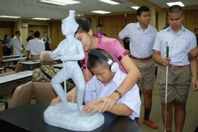 น้องๆนักเรียนตาบอดเข้าสัมผัสนิทรรศการเฉลิมพระเกียรติสมเด็จพระราชินีนาถ เพื่อผู้บกพร่องทางการเห็น