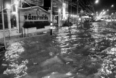 ชาวหัวหินโวยฝนตกน้ำท่วมขัง เหตุคลองสาธารณะถูกถม