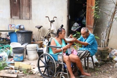 พ่อเฒ่ากำลังป้อนข้าวภรรยาป่วยอัมพฤกษ์