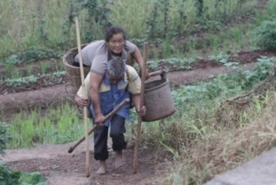 ปู่ชาวจีนตาบอดแบกย่า ขาพิการเดินไม่ได้ใส่ตะกร้าใบใหญ่ขึ้นหลังไปทำงานและอยู่ด้วยกัน 24 ชั่วโมงทุกวันเป็นเวลา 29 ปี