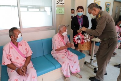 จากนั้น พล.อ.อ.ชลิต ปลูกต้นพะยูง พร้อมเปิดศูนย์ทันตกรรมนาวัง ซึ่งได้รับงบประมาณจากโครงการก้าวคนละก้าว โดยเป็นศูนย์ทันตกรรมที่ทันสมัยที่สุดของจังหวัด และชมนิทรรศการนาวังโมเดล พร้อมสอบถามระบบบริการคนพิการแบบเบ็ดเสร็จครบวงจร ที่รวม 3 หน่วยงาน คือ โรงพยา