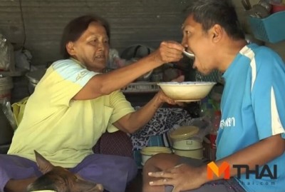 นางจำรอง ขุนจง อายุ 66 ปี กำลังป้อนข้าวนายจำเริญ บินชัย อายุ43ปี ลูกชาย