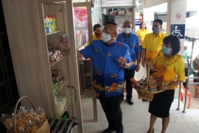 "พม.ยโสธร" เปิดตู้ปันสุขบริการผู้พิการ-ผู้ด้อยโอกาส-ผู้สูงอายุที่ได้รับผลกระทบจากโควิด-19