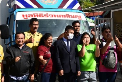 นายกสมาคมประชาคมคนตาบอดไทย นำสิ่งของผู้บริจาคเดินทางลงแจกจ่ายให้ผู้พิการตาบอดในพื้นที่ภาคใต้ที่ได้รับผลกระทบของไวรัสโควิด-19