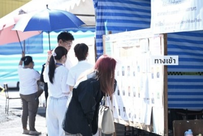 สูงวัย-ผู้พิการ ไม่พลาดใช้สิทธิ กทม.เตรียมพร้อม รถเข็น ทางลาด จัดเต็ม ภาพรวมยังราบรื่น
