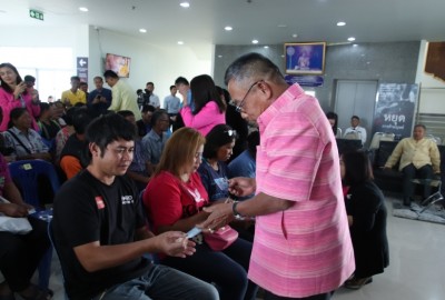 จังหวัดอุบลราชธานี มอบบัตรสวัสดิการแห่งรัฐให้แก่ผู้มีรายได้น้อย ในกลุ่มผู้พิการ ผู้สูงอายุ ผู้ป่วยติดเตียง