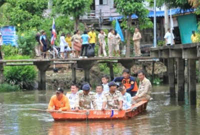 ผู้ว่าฯปทุมฯนำหน่วยงานราชการลงเรือช่วยเหลือผู้พิการ ผู้ป่วยติดเตียง ยากจน ถวายเป็นพระราชกุศล