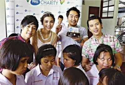 ‘กราฟ-หนูเล็ก-กั๊ก-เอก’ทำบุญวันเกิดปันสุขน้องพิการทางสายตา