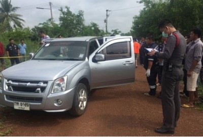 จนท.ตร. กำลังตรวจสอบ บิ๊กอัพที่หนุ่มเสียชีวิตปริศนาคารถ จ. ปราจีนบุรี