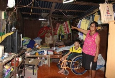 ยาย อายุ 79 ปี ต้องเลี้ยงหลานพิการ แขนขาอ่อนแรงเพียงลำพัง