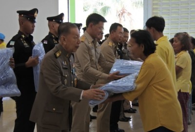 พระบาทสมเด็จพระเจ้าอยู่หัว ทรงพระกรุณาโปรดเกล้าฯ ให้ องคมนตรี เชิญผ้าห่มกันหนาวพระราชทานไปมอบแก่ราษฎร