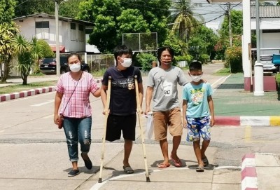 ร้องลูกชายพิการจากอุบัติเหตุชนท้ายรถไถจอดข้างทางที่มืด แต่ ตร.เขียนสำนวนให้ผิดฝ่ายเดียว