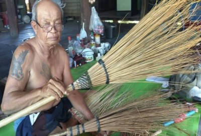 พ่อเฒ่าขาพิการเลือดนักสู้ทำไม้กวาดทางมะพร้าวขายสร้างรายได้