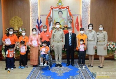 ผู้ว่าฯ พิษณุโลก ผู้แทนพระองค์มอบทุนมูลนิธิคุณพุ่ม ให้เด็กพิการ