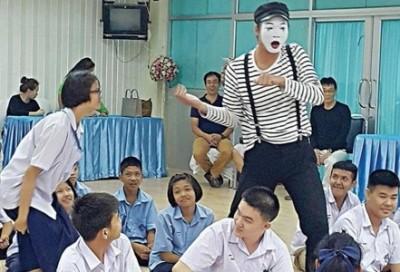 ละครใบ้คนหน้าขาวกำลังแสดงให้เด็กที่โรงเรียนเศรษฐเสถียร ในพระบรมราชูปถัมภ์ดู