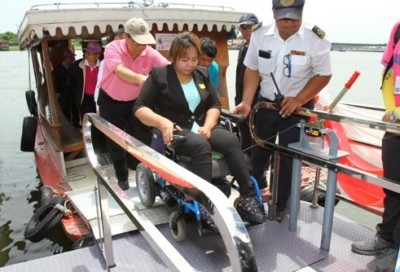 คนพิการนั่งรถเข็นใช้บริการท่าเรือข้ามฟาก