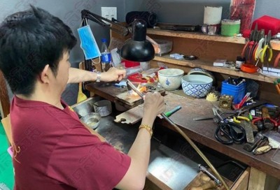 หนุ่มพิการไม่ขอแพ้โชคชะตา ทนสู้ชีวิตสู่เจ้าของร้านทำทอง