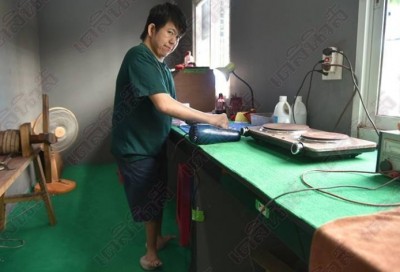 หนุ่มพิการไม่ขอแพ้โชคชะตา ทนสู้ชีวิตสู่เจ้าของร้านทำทอง