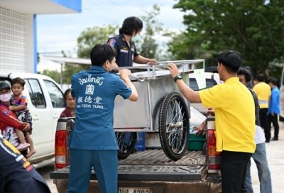 มูลนิธิป่อเต็กตึ๊งมอบอุปกรณ์ประกอบอาชีพให้แก่ครัวเรือนยากจน มอบจักรยานให้แก่โรงเรียนในพื้นที่ชนบท และมอบรถเข็นวีลแชร์แก่ผู้พิการ ในพื้นที่ จ.บึงกาฬ