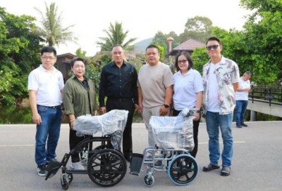 "สว.ภิญญาพัชญ์ ส่งมอบวีลแชร์ช่วยกลุ่มเปราะบางจังหวัดน่าน จี้รัฐทบทวนเบี้ยพิการ เหตุไม่พอกับค่าครองชีพ
