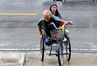 โซเชียลแห่ชื่นชม! “ผู้กองเดียร์” น้ำใจงาม ช่วยเข็นรถลุงพิการกลางสายฝน เข้าแจ้งความ
