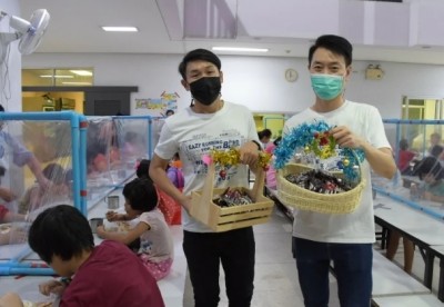 อบอุ่นหัวใจ “อีซี่ เอฟเอ็ม 105.5” มอบเงิน-เลี้ยงอาหารผู้พิการทางสายตา