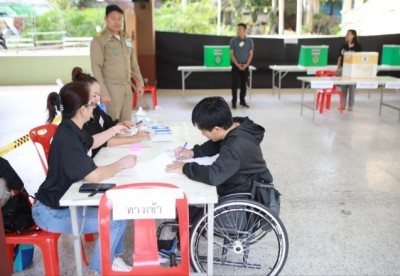 ผู้พิการแห่ใช้สิทธิ์ออกเสียงลงประชามติที่หน่วยออกเสียงมูลนิธิพระมหาไถ่พัทยา