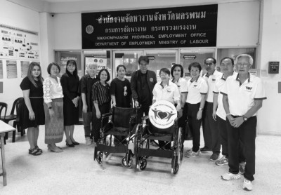มูลนิธิหัวใจบริสุทธิ์ ส่งต่อวีลแชร์แก่ผู้พิการ จ.นครพนม ทำความดีถวายเป็นพระราชกุศลแด่ 'พระพันปีหลวง'
