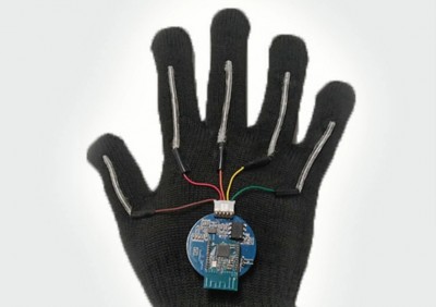 พัฒนาสร้างถุงมือแปลภาษามือเป็นคำพูด